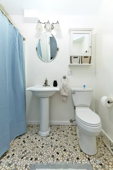 Bath - 12327 Spruce Ln, Perry, MI 48872 photo 1 of 2