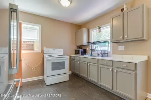 821 Cooper Ave, Lansing, MI 48910 photo 12