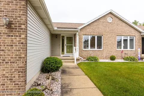 606 White Pine Blvd #14, Lansing, MI 48917
