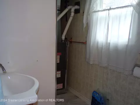 Bath - 309 E Shaw St, Charlotte, MI 48813 photo 1 of 2