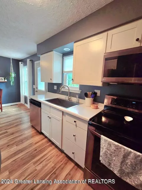 Kitchen - 6342 Beechfield Dr, Lansing, MI 48911 photo 4 of 5