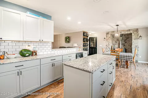 Kitchen - 4113 E Jason Rd, Saint Johns, MI 48879 photo 2 of 4