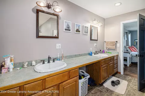 Bath - 4113 E Jason Rd, Saint Johns, MI 48879 photo 2 of 5