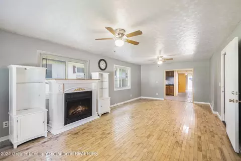 Living - 502 Keyte St, Owosso, MI 48867 photo 1 of 2