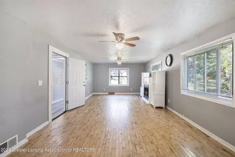 Living - 502 Keyte St, Owosso, MI 48867 photo 2 of 2