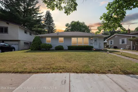 1421 Ravenswood Dr, Lansing, MI 48917