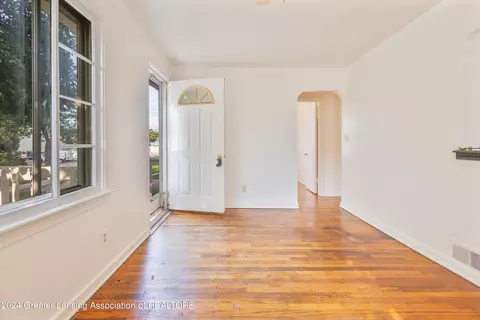 521 Tisdale Ave, Lansing, MI 48910 photo 2