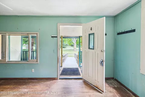 Entry Way - 2989 N Pingree Rd, Alma, MI 48801 photo 3 of 10