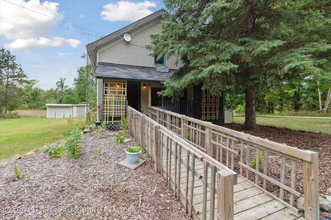 Exterior - 2989 N Pingree Rd, Alma, MI 48801 photo 1 of 4