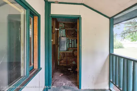 Entry Way - 2989 N Pingree Rd, Alma, MI 48801 photo 1 of 10