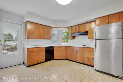 Kitchen - 2501 Devonshire Ave, Lansing, MI 48910 photo 3 of 4