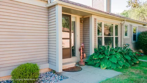 7220 Medallion Dr #37, Lansing, MI 48917