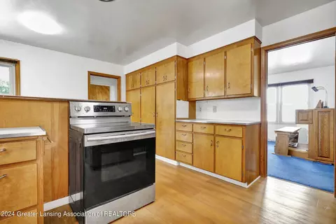 Kitchen - 2005 Alpha St, Lansing, MI 48910 photo 3 of 4