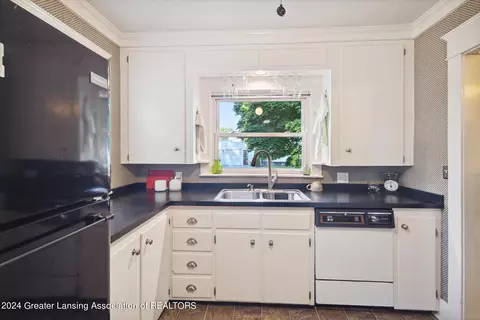 Kitchen - 1328 Eureka St, Lansing, MI 48912 photo 4 of 4