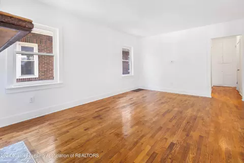 Living - 905 Smith Ave, Lansing, MI 48910 photo 2 of 3