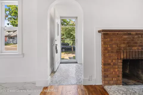 Entry Way - 905 Smith Ave, Lansing, MI 48910 photo 2 of 5