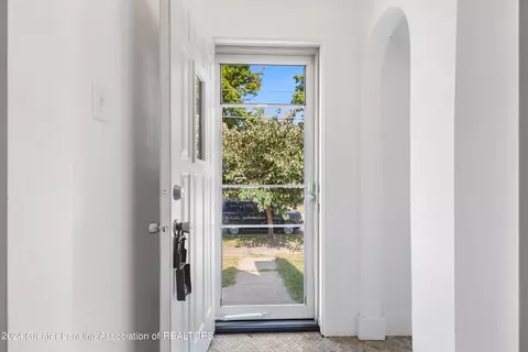 Entry Way - 905 Smith Ave, Lansing, MI 48910 photo 1 of 5