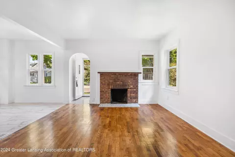 Living - 905 Smith Ave, Lansing, MI 48910 photo 1 of 3