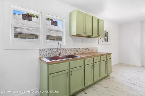 Kitchen - 905 Smith Ave, Lansing, MI 48910 photo 2 of 2