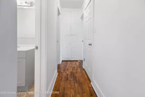 Entry Way - 905 Smith Ave, Lansing, MI 48910 photo 4 of 5
