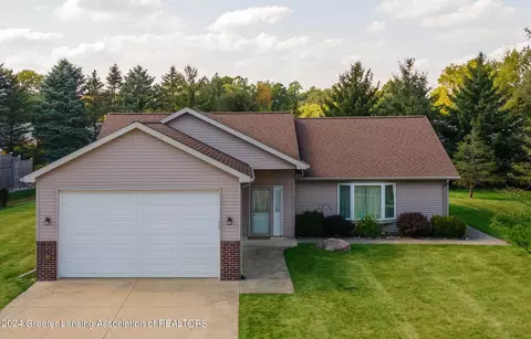 327 Shelby Ln, Dimondale, MI 48821