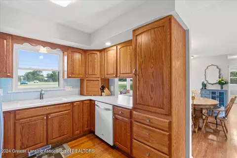 203 W Herbison Rd, Dewitt, MI 48820 photo 9