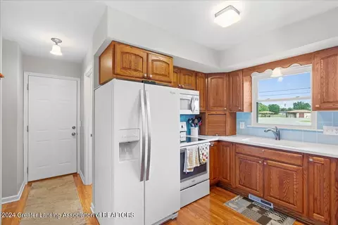 203 W Herbison Rd, Dewitt, MI 48820 photo 8