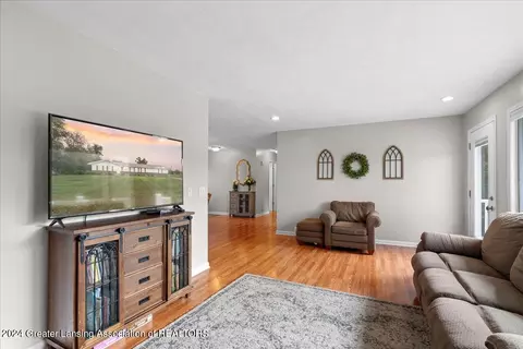 203 W Herbison Rd, Dewitt, MI 48820 photo 5