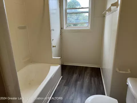 Bath - 613 1st St, Jackson, MI 49203 photo 2 of 4
