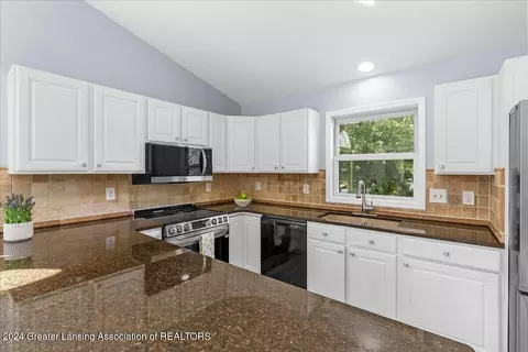 Kitchen - 1246 Keusch Dr, Dewitt, MI 48820 photo 3 of 5