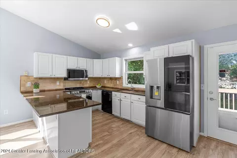 Kitchen - 1246 Keusch Dr, Dewitt, MI 48820 photo 2 of 5