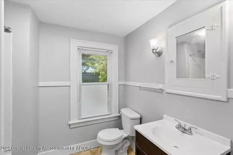 Bath - 826 Riverview Ave, Lansing, MI 48915 photo 1 of 1