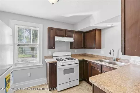 Entry Way - 826 Riverview Ave, Lansing, MI 48915 photo 3 of 6