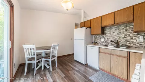 121 E Claremore Dr, Lansing, MI 48911 photo 9