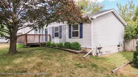 121 E Claremore Dr, Lansing, MI 48911 photo 3