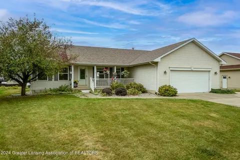 1215 Lois Ln, Saint Johns, MI 48879