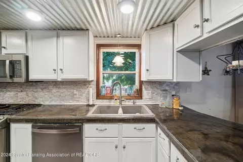 Kitchen - 2486 E Hayes Rd, Ithaca, MI 48847 photo 3 of 5