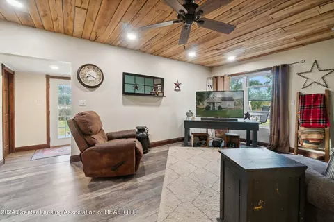 Entry Way - 2486 E Hayes Rd, Ithaca, MI 48847 photo 5 of 5