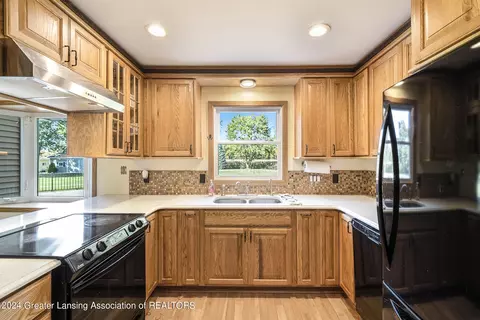 Kitchen - 1265 E Parks Rd, Saint Johns, MI 48879 photo 4 of 5