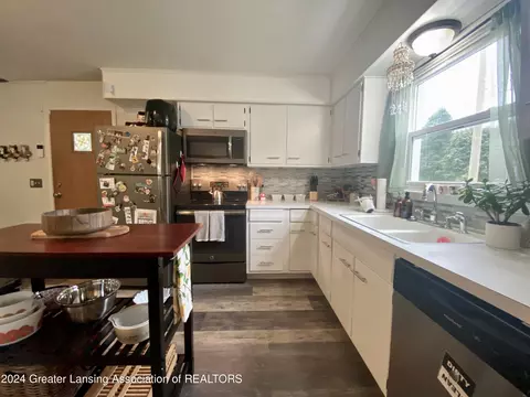Kitchen - 801 E Cavanaugh Rd, Lansing, MI 48910 photo 2 of 2