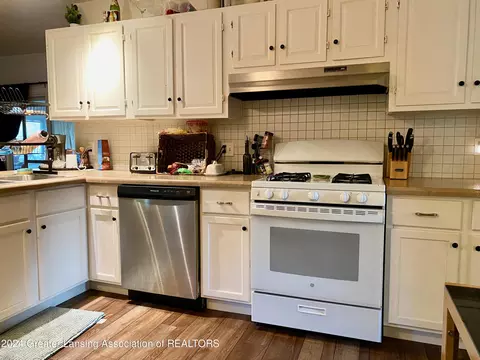 Kitchen - 4001 Thackin Dr, Lansing, MI 48911 photo 4 of 5