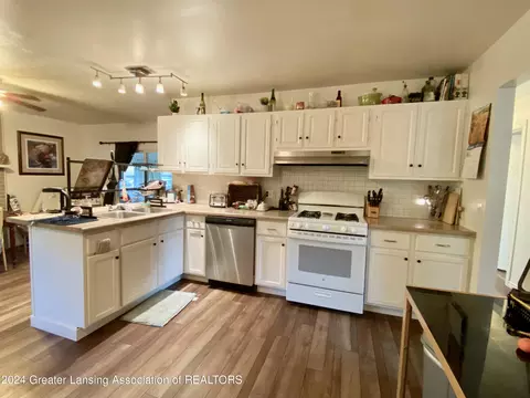 Kitchen - 4001 Thackin Dr, Lansing, MI 48911 photo 2 of 5
