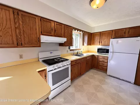 Kitchen - 4865 Knapp St, Dimondale, MI 48821 photo 2 of 3