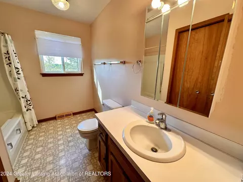 Bath - 4865 Knapp St, Dimondale, MI 48821 photo 1 of 2