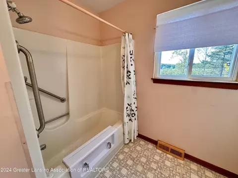 Bath - 4865 Knapp St, Dimondale, MI 48821 photo 2 of 2