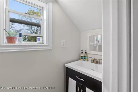 Bath - 2558 Gilbert Rd, Lansing, MI 48911 photo 2 of 3