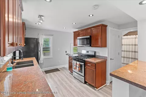 Entry Way - 2558 Gilbert Rd, Lansing, MI 48911 photo 5 of 7