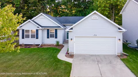 1924 Remsing Dr, Lansing, MI 48911