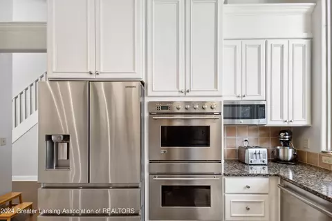 Kitchen - 7969 Ashbrook Dr, Haslett, MI 48840 photo 4 of 8