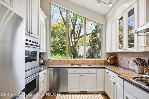 Kitchen - 7969 Ashbrook Dr, Haslett, MI 48840 photo 6 of 8